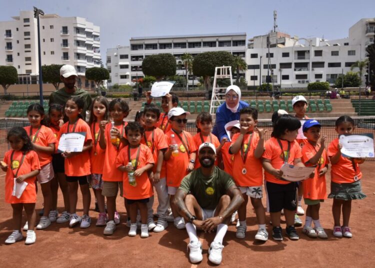 النادي الملكي للتنس بأكادير: إبداع ريادي في “نشيد الكرة الصفراء”.