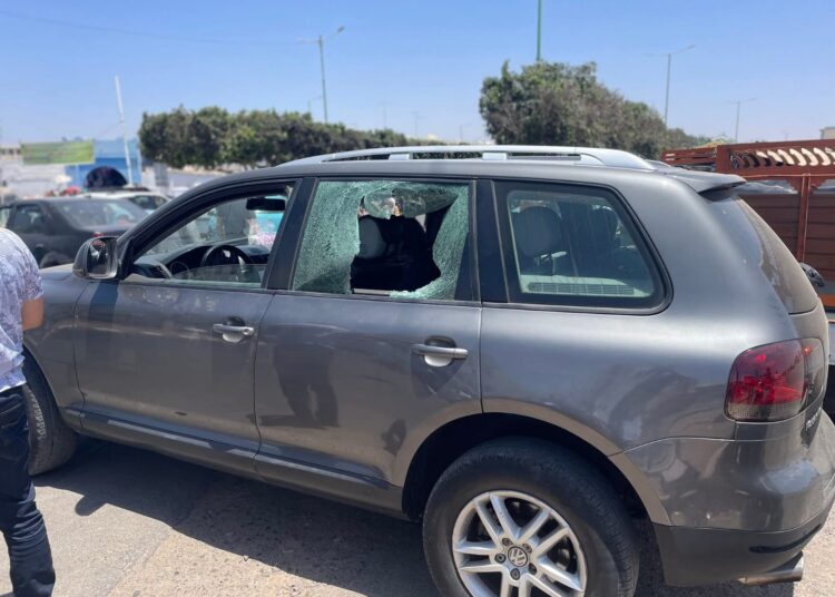 إنزكان: مختل عقلي يهاجم سيارة في الشارع العام ويهشم زجاج نوافذها الخلفية