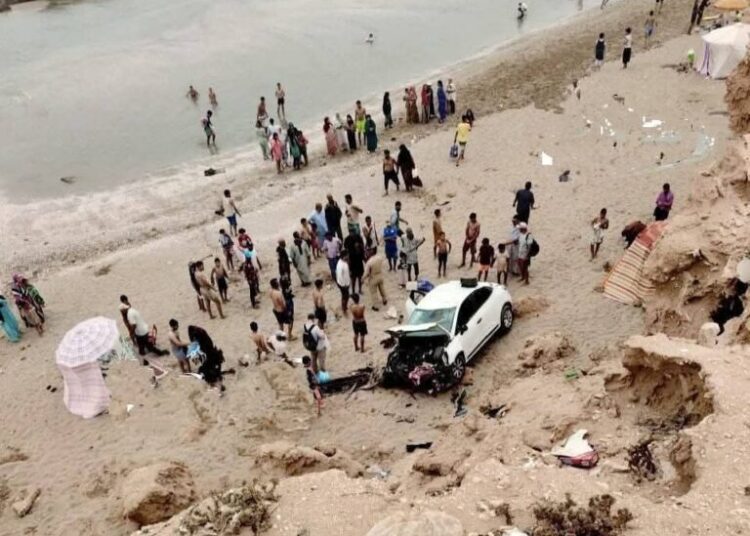 سيدة تترك سيارتها بدون فرامل لتسقط من مرتفع مطل على شاطئ تيفنيت !!