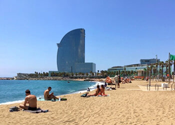 غلاء الأسعار بالشواطئ المغربية يدفع ببعض الأسر إلى السفر إلى الشواطئ الإسبانية !!