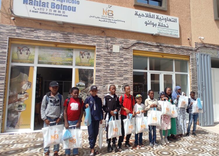 مبادرة تضامنية لتوفير اللوازم الدراسية للعشرات من التلاميذ بأربعاء الساحل (صور)