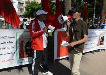 مهنيو طهي السمك بمدخل ميناء أكادير ينظمون وقفة احتجاجية نددوا فيها باقصائهم وحرمانهم من محلاتهم التجارية الجديدة