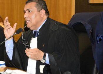 فيما يحتفي العالم بيوم الطفل… أطفال محتجزون بتندوف يجبرون على حمل السلاح