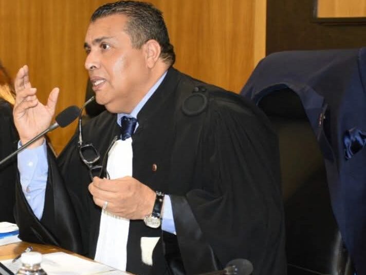 فيما يحتفي العالم بيوم الطفل… أطفال محتجزون بتندوف يجبرون على حمل السلاح