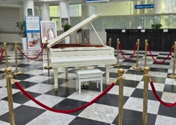 سابقة … تركيب بيانو للمرضى والمرتفقين وسط بهو مستشفى الزموري بالقنيطرة