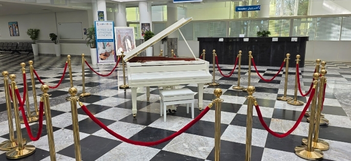 سابقة … تركيب بيانو للمرضى والمرتفقين وسط بهو مستشفى الزموري بالقنيطرة