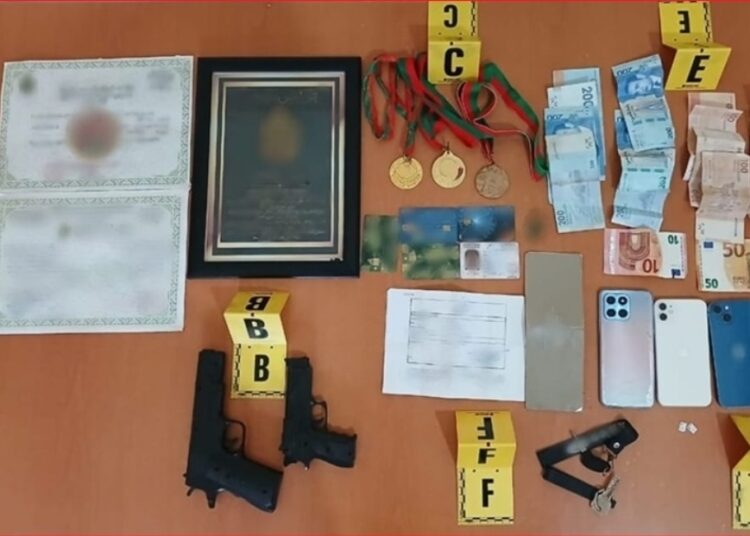 نصاب ينتحل صفة شرطي للنصب على سيدة بتيكيوين