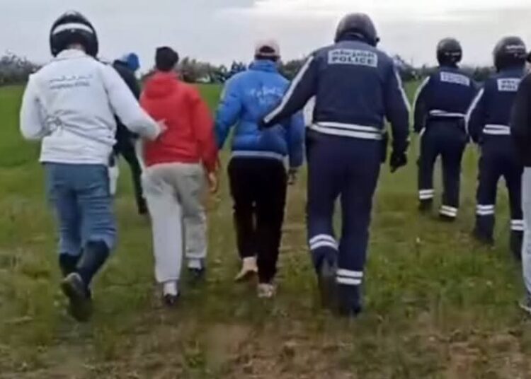 نهاية “الرعب” على الطريق السيار.. الأمن والدرك يفككان عصابة استهدفت السائقين بالحجارة بالخميسات.