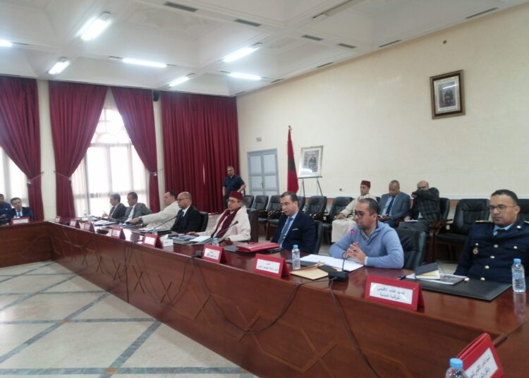 عامل إقليم اشتوكة أيت باها يترأس اجتماعاً لتقييم مخاطر الفيضانات وتعزيز إجراءات الوقاية