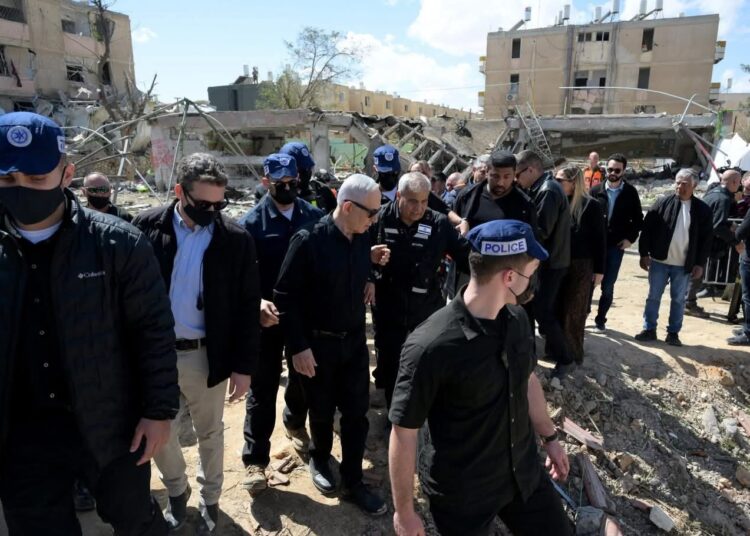 نتنياهو يظهر مجددا في موقع سقوط صواريخ ايرانية !! فهل يحاول تفنيذ شائعات وفاته ؟