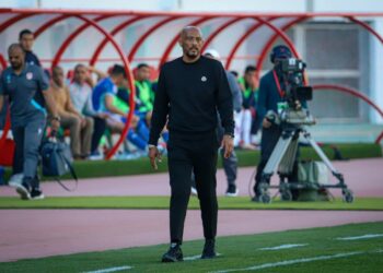 مدرب حسنية أكادير يتعاقد مع منتخب بوركينافاسو دون إخبار النادي المغربي