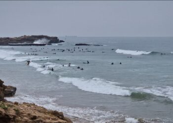 سواحل شمال أكادير : “قبلة الشتاء الدافئة” التي تفتح أحضانها لعشاق الركوب على الموج (+فيديو)