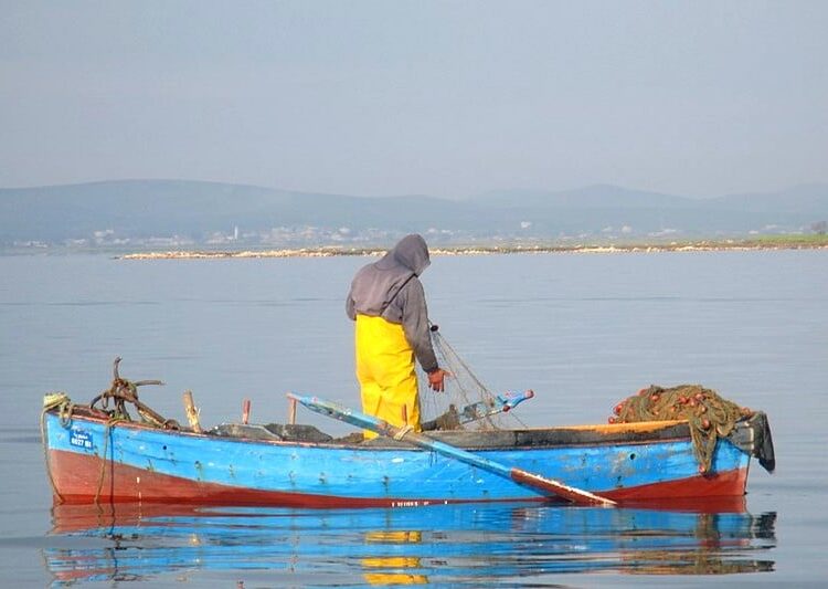 نجاة بحار ووفاة اخرين في انقلاب قارب للصيد التقليدي بسواحل الداخلة