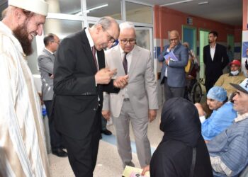 عامل الإقليم يطلع على سير القافلة الطبية الجراحية المنظمة بالمستشفى الاقليمي المختار السوسي.