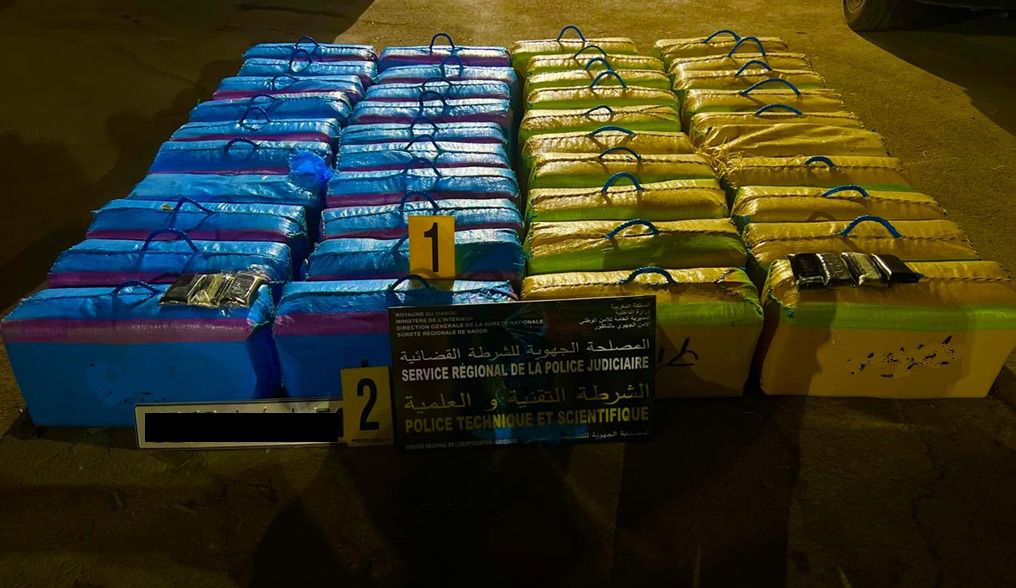 ضربة أمنية مزدوجة.. حجز أكثر من طن و800 كيلوغرام من الشيرا بالناظور وسوق الأربعاء الغرب.