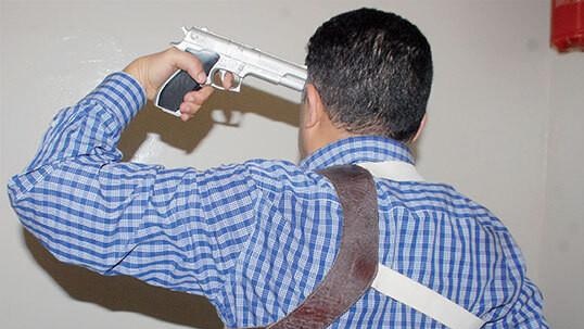 وفاة ضابط شرطة بسلاحه الوظيفي.. البحث يكشف خضوعه لتحقيق قضائي